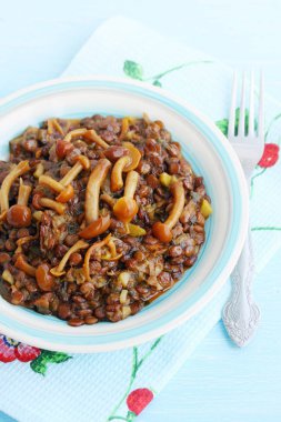 Mercimek yahnisi mavi üzerinde yabani mantar ile