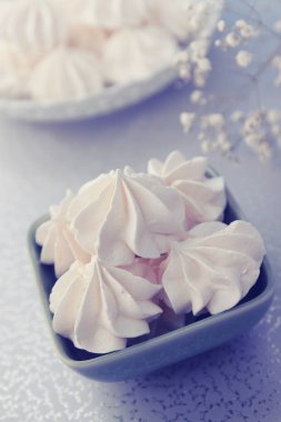 Çıtır çıtır tatlı, hafif beze tabak