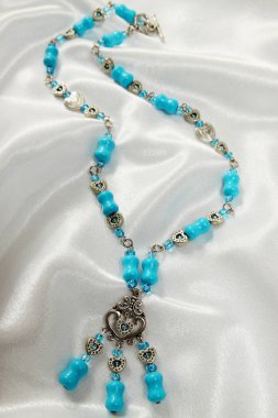 Güzel gümüş aksanlı lüks turkuaz kolye.