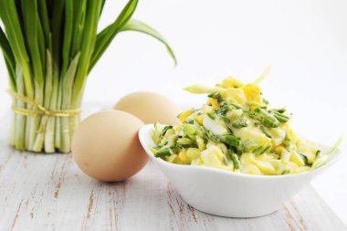 ramson ve ahşap tahta üzerinde yumurta salatası