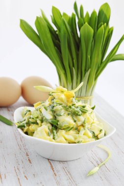 ramson ve ahşap tahta üzerinde yumurta salatası