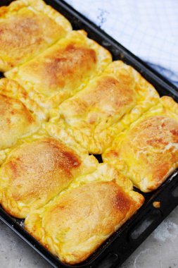 Lezzetli, kırmızı pasta elma puf böreği ile