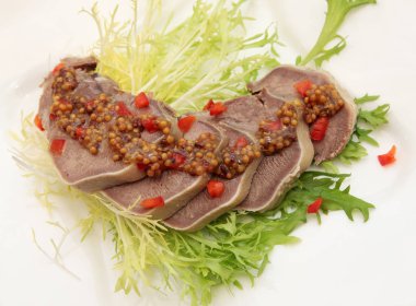 sığır dili ve hardal soslu marul