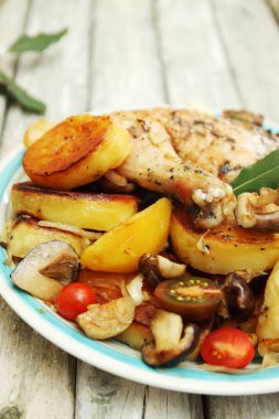 mantar Brüksel lahanası ve tavuk fırında patates