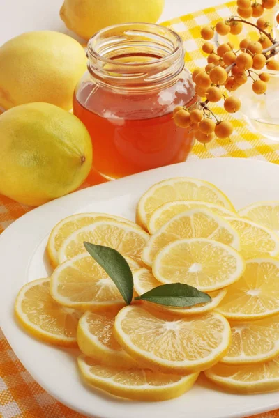 Lemon Piring Dengan Madu — Stok Foto
