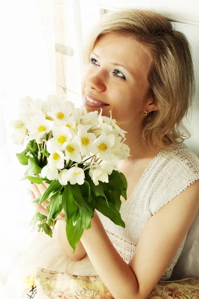 Portrait Femme Blonde Avec Tas Hellébore — Photo