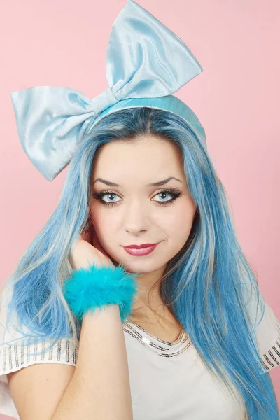 Malvína Modrými Vlasy Růžové Pozadí — Stock fotografie