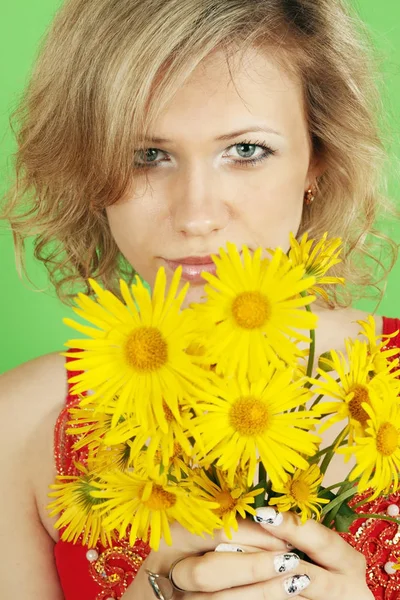 Uma Mulher Bonita Com Buquê Margaridas Amarelas — Fotografia de Stock