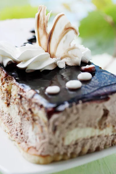 Stück Kuchen Mit Sahne Und Schokoladenglasur — Stockfoto