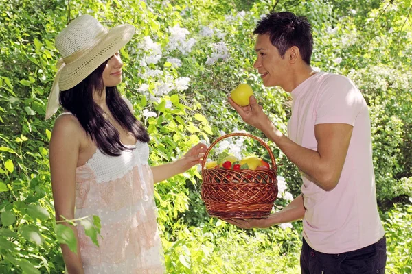 ショッピング カートで男は女性のリンゴを提供しています — ストック写真