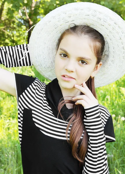 Retrato Una Chica Joven Sombrero Naturaleza —  Fotos de Stock