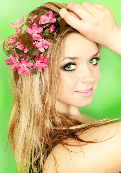 Schöne Frau Mit Den Blumen Wilden Apfelbaum — Stockfoto