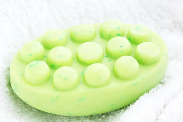 白いタオルの上の緑のアンチセル ライト石鹸 — ストック写真