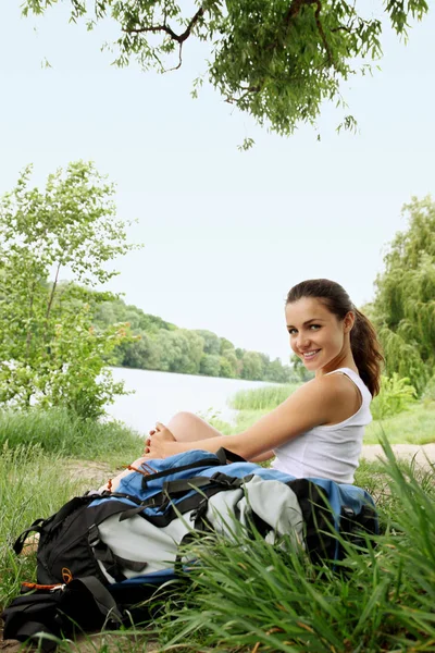 Mulher Com Uma Mochila Descansando Margem Rio — Fotografia de Stock