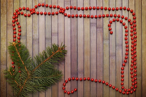 ガーランドとスプルースの枝とのクリスマスの木製の背景 — ストック写真