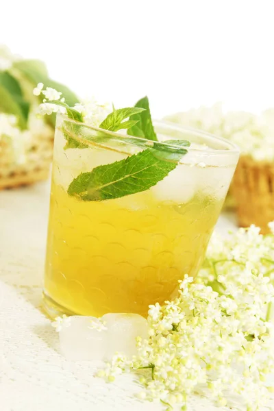 Refrescante Bebida Verano Flores Saúco Aisladas Blanco —  Fotos de Stock