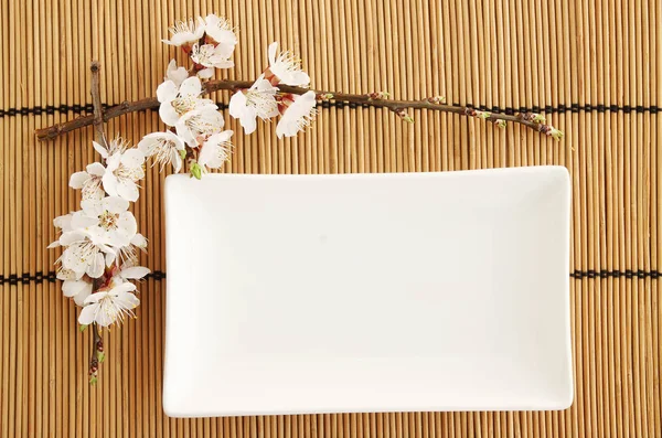 Servindo Uma Placa Branca Retangular Com Flores Damasco — Fotografia de Stock