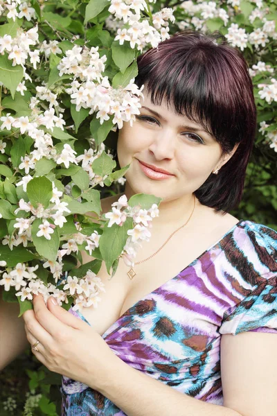 Молода Красива Жінка Біля Квітучого Куща — стокове фото