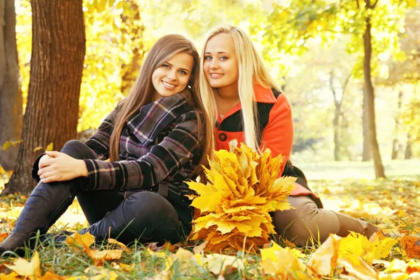 Deux Jeunes Filles Assises Sur Herbe — Photo