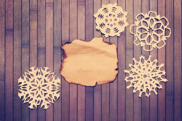 焦げた空古紙 装飾的な雪片 — ストック写真