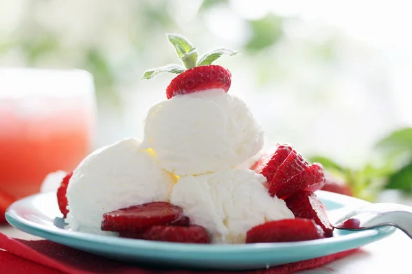 香草冰淇淋加草莓和薄荷 — 图库照片