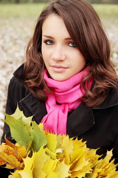 Νεαρή Γυναικεία Φορώντας Ένα Στεφάνι Του Φθινοπώρου Φύλλα — Φωτογραφία Αρχείου