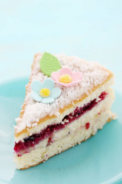 Biskuitkuchen Mit Blumen Und Kokosnuss — Stockfoto