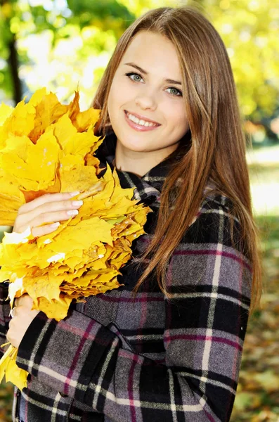 Sonbahar Parkta Genç Güzel Kadın — Stok fotoğraf