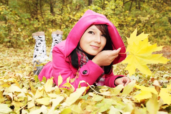 Dívka Kapotu Leží Žluté Listí — Stock fotografie