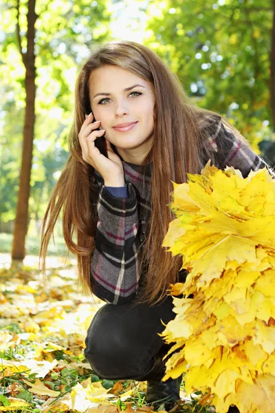 Mladá Hezká Žena Podzimním Parku — Stock fotografie