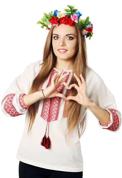 美しいウクライナの女性は心臓の形でジェスチャーを示しています — ストック写真