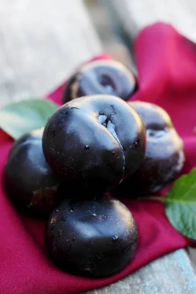 Grandes Prunes Biologiques Juteuses Bleues Nature Morte Rustique — Photo