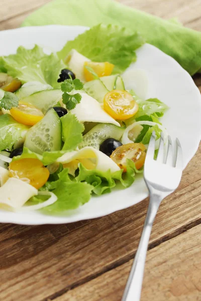 Salada Saborosa Tomates Azeitonas Pepino Queijo — Fotografia de Stock