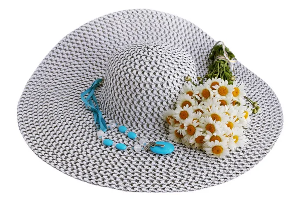 夏のヒナギクの花束と大きな帽子 — ストック写真