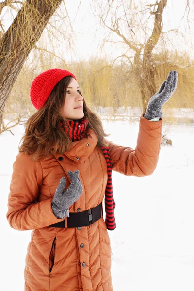 Ung Kvinna Fångster Snöflingor Hand — Stockfoto