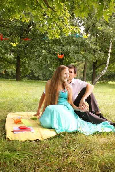 Pareja Joven Divirtiéndose Hablando Picnic —  Fotos de Stock