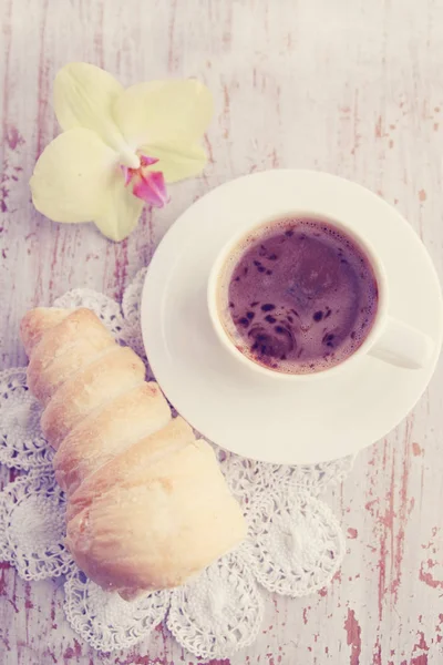 Choux Konditorivaror Med Grädde Och Varmt Kaffe — Stockfoto