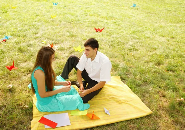 Homem Mulher Relaxante Natureza Fazer Origami — Fotografia de Stock