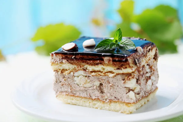 Кусочек Торта Сливками Шоколадной Глазурью — стоковое фото