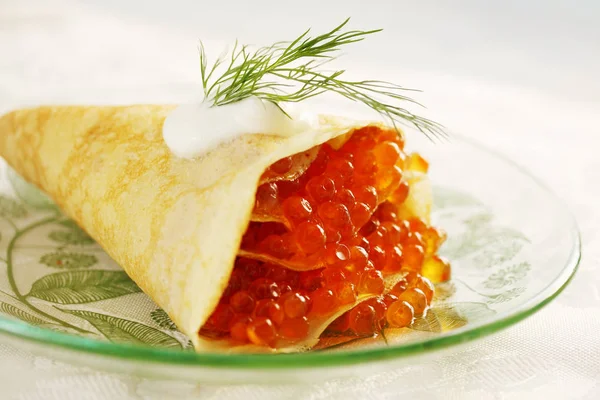 Rostige Pfannkuchen Gefüllt Mit Rotem Kaviar Fastnacht — Stockfoto