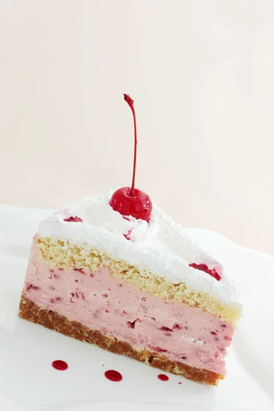 Bir Cheesecake Kreması Vişne Ile — Stok fotoğraf