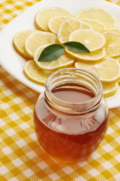 Madu Harum Segar Dalam Botol Kaca Dengan Lemon — Stok Foto