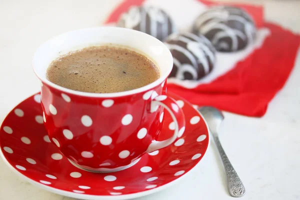 Café Aromatique Avec Lait Dans Une Tasse Rouge — Photo