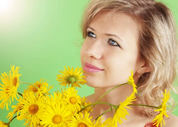 Loira Bonita Com Flores Amarelas Contra Fundo Verde — Fotografia de Stock