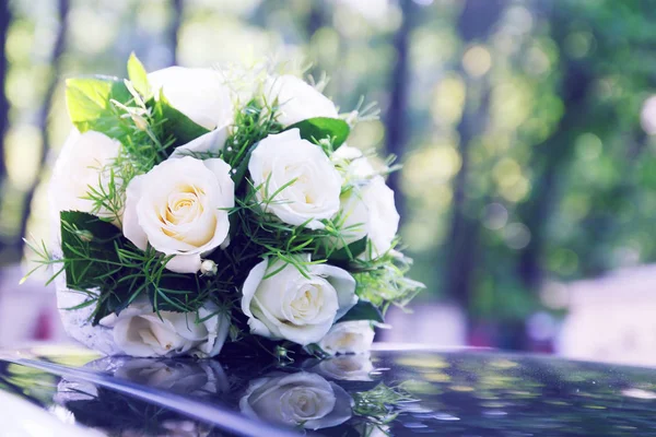 Buquê Noivas Rosas Brancas Deitadas Carro — Fotografia de Stock