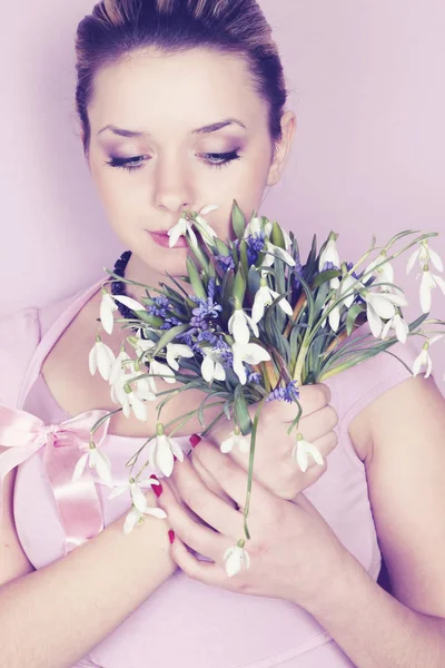 Young Beautiful Woman Holding Bouquet Snowdrops — Stock Photo, Image