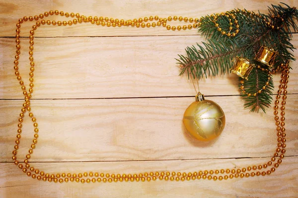ゴールデン ボールと花輪クリスマス ツリー ブランチ — ストック写真