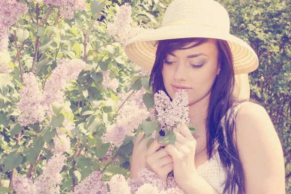 Μια Όμορφη Νεαρή Γυναίκα Μυρίζοντας Ένα Ανθίζοντας Ιώδη Θάμνο Σας — Φωτογραφία Αρχείου