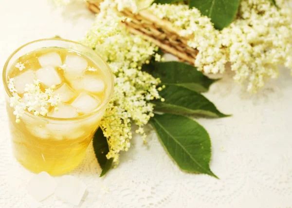 エルダーの花から作られた夏の飲み物をさわやかな風邪 — ストック写真