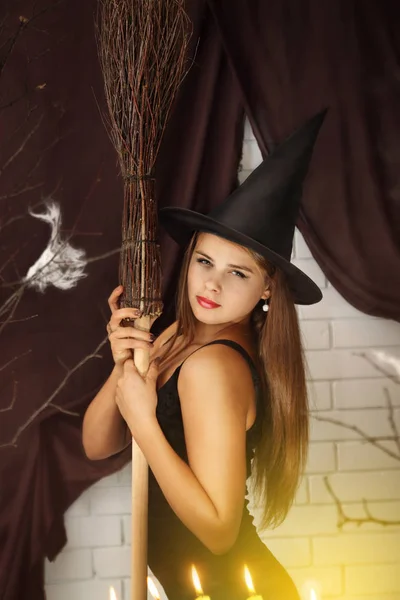 Genç Güzel Cadı Şapka Süpürge — Stok fotoğraf